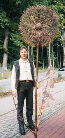Kupferkünstler Helmut Malzan mit der Kupferskulptur Pusteblume