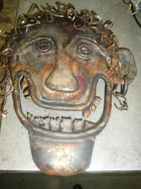 Fledermaus und Kopfskulptur 008